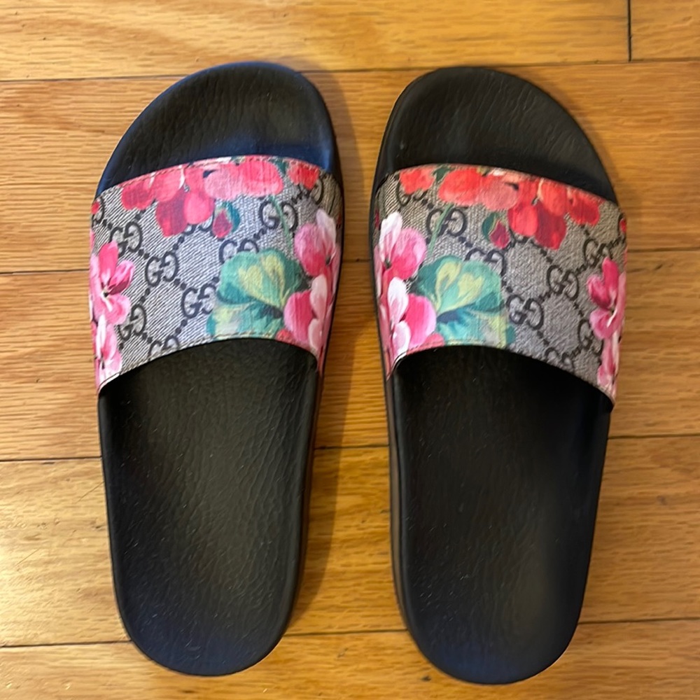 Gucci floral bloom slides. Size 36 (6). Used but not used much. See pics